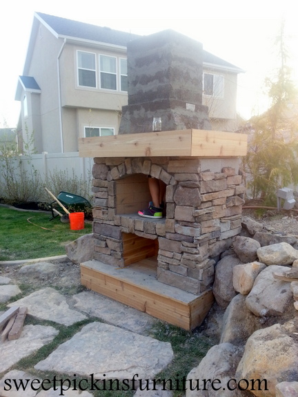 sweetpickinsfurniture.com DIY outdoor fireplace