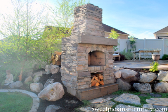 Sweetpickinsfurniture.com DIY outdoor fireplace